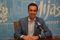 Andr&eacute;s Ruiz, concejal de Urbanismo del Ayuntamiento de Mijas, en rueda de prensa.