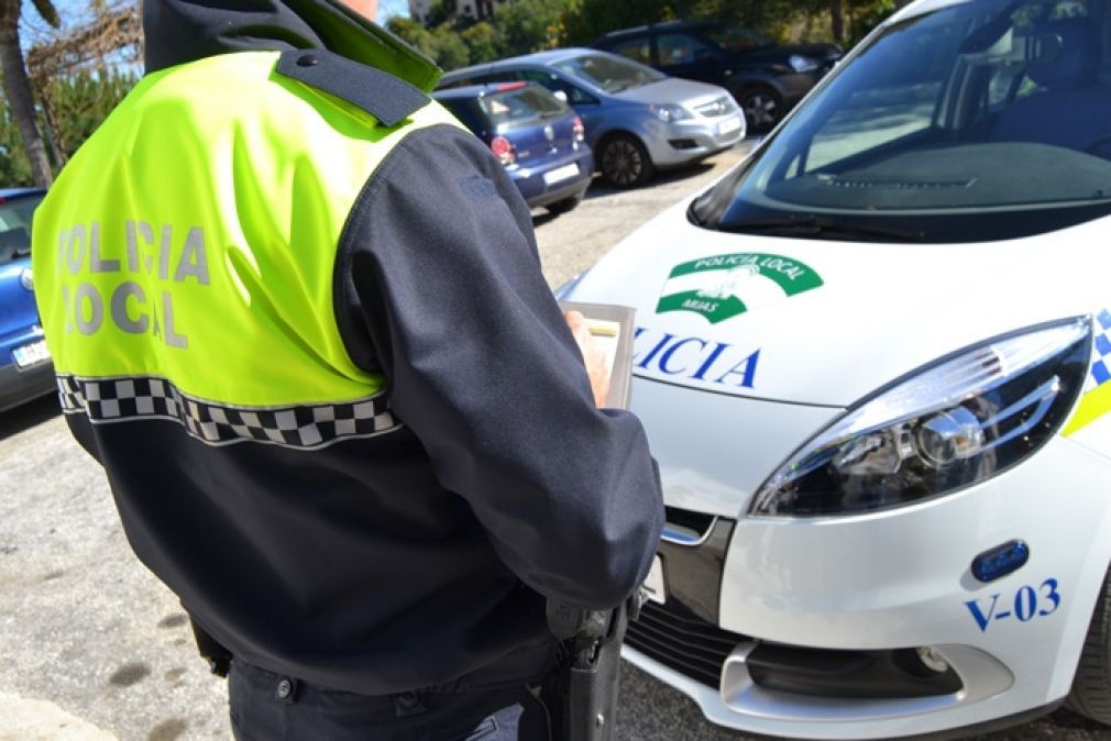 Un agente de la Polic&iacute;a Local durante su jornada laboral en la calle. FOTO: Archivo