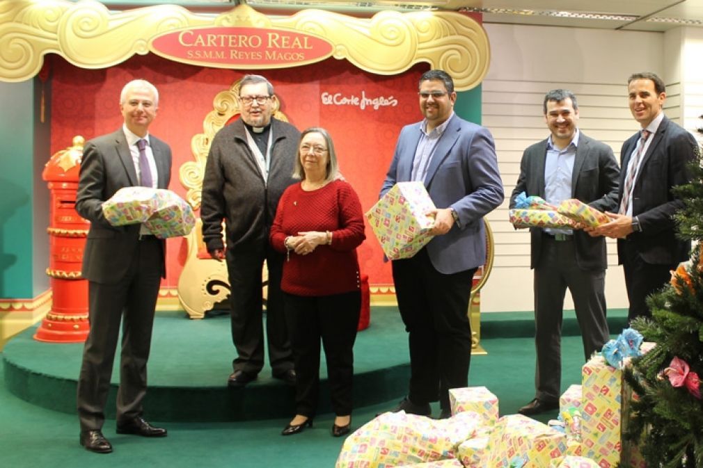 Representantes de Mijas Comunicación, El Corte Inglés y Cáritas en la entrega de regalos hoy.
