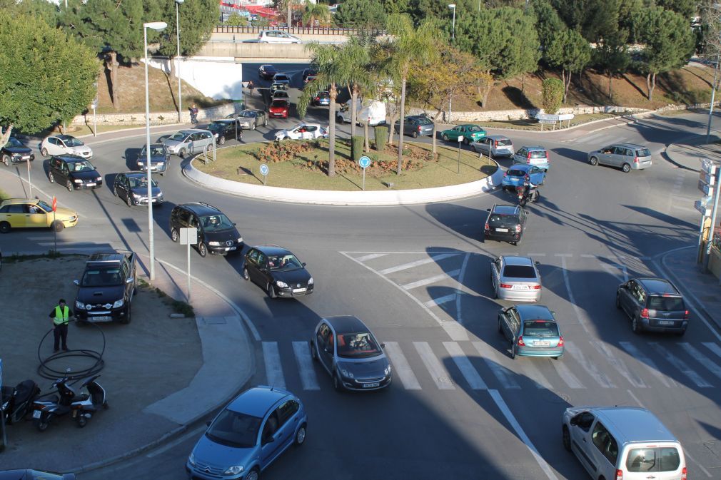 Imagen de una de las rotondas de acceso al Camino de Co&iacute;n. FOTO: Archivo