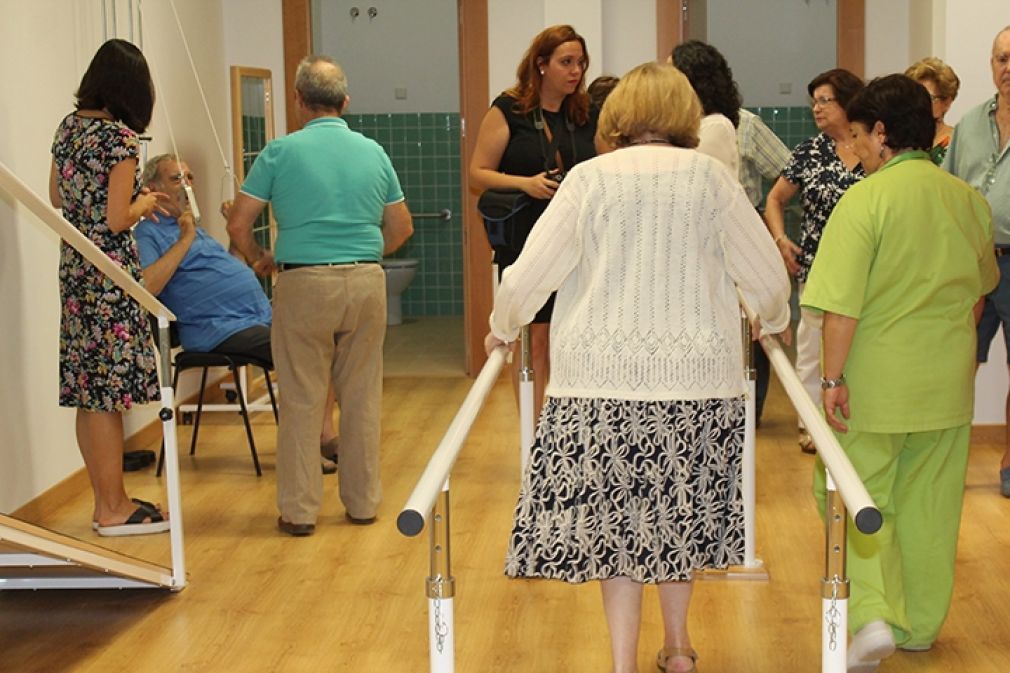 Los usuarios probando los elementos de la nueva sala.