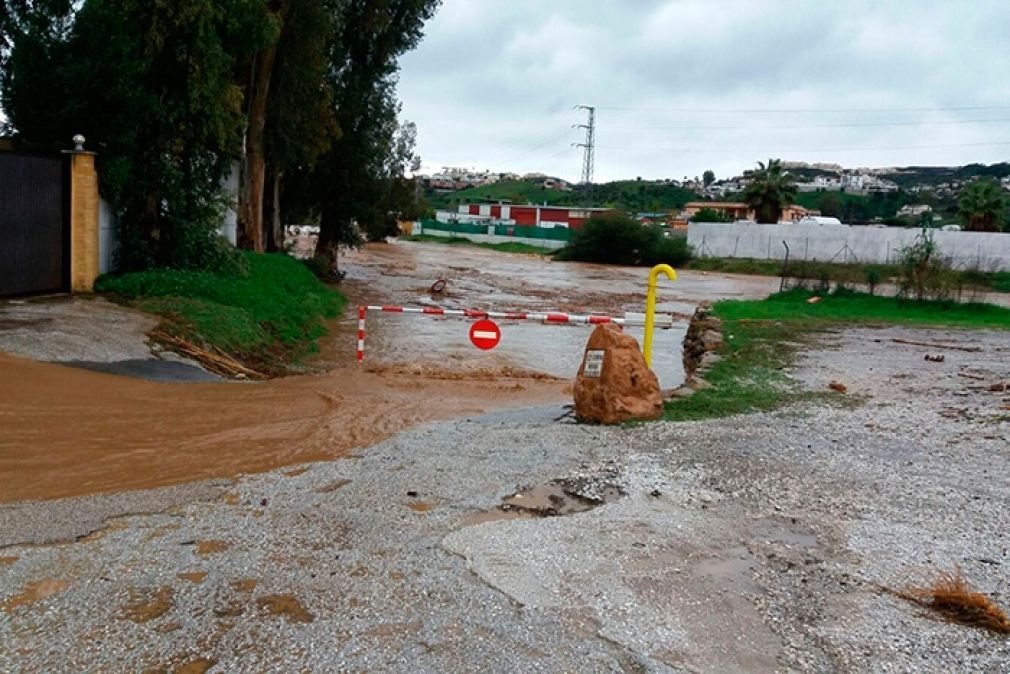 Los pasos a través del cauce del Río Fuengirola han sido cortados.