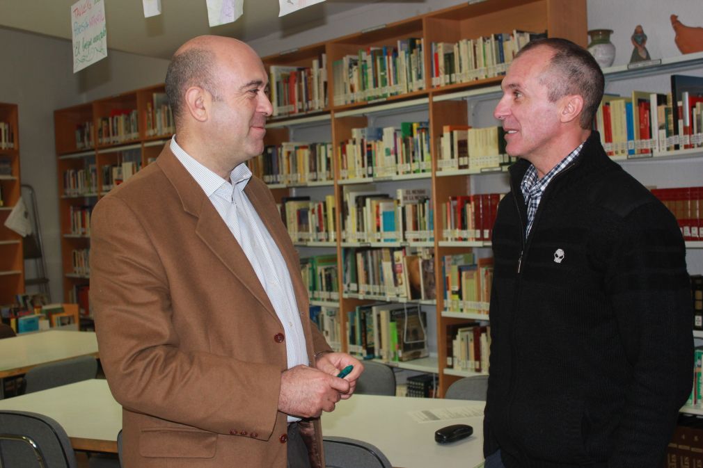 El concejal de Bibliotecas, Hip&oacute;lito Zapico (izqda), junto a un trabajador de la biblioteca de Mijas Pueblo esta ma&ntilde;ana. FOTO: Beatriz Mart&iacute;n