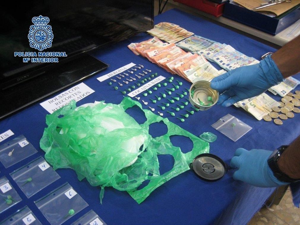 En el operativo policial se han incautado 54 dosis de cocaína base y 37 de heroína.