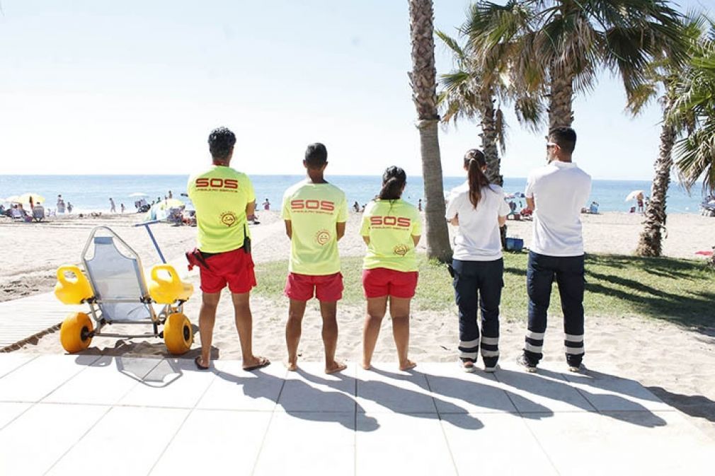 Socorristas de Mijas en una de las playas adaptadas