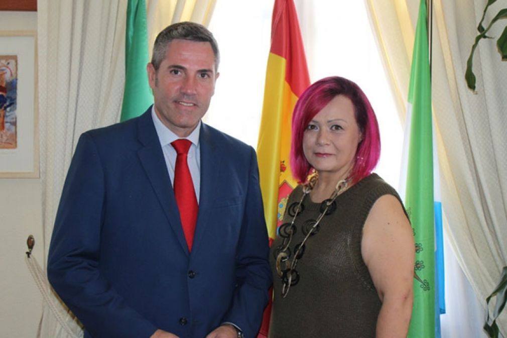 La diseñadora,Asunción Retamero junto al alcalde de Mijas, Juan Carlos Maldonado