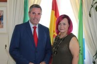 La dise&ntilde;adora,Asunci&oacute;n Retamero junto al alcalde de Mijas, Juan Carlos Maldonado