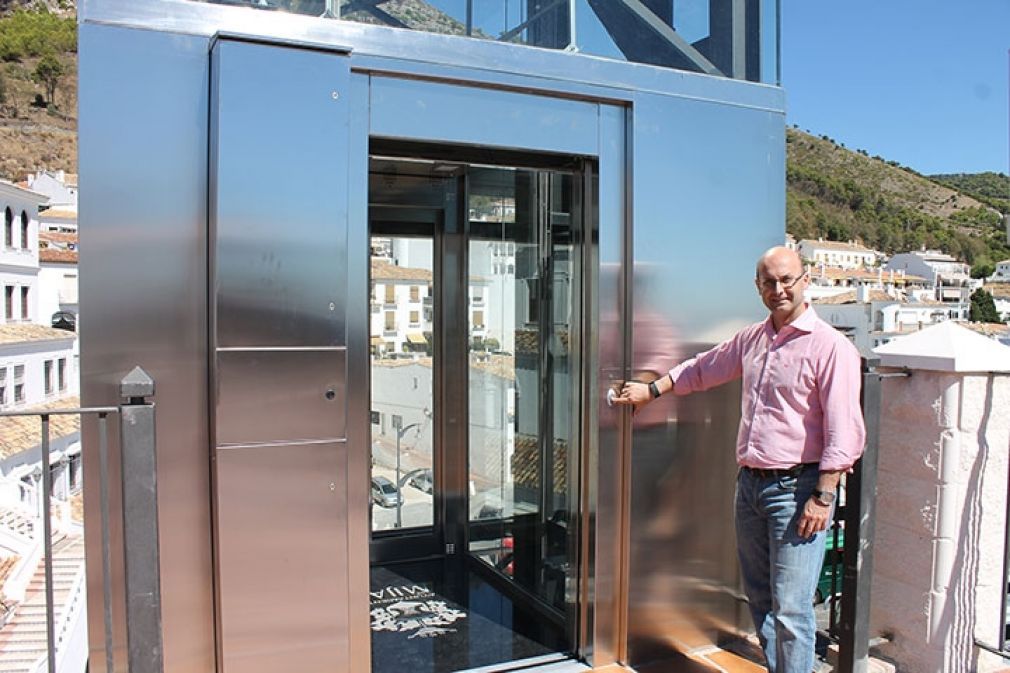 El concejal de Infraestructuras junto al nuevo ascensor.