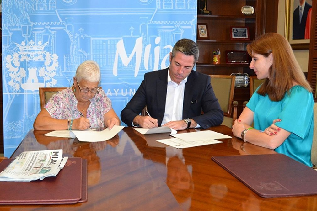 El alcalde, Juan Carlos Maldonado, junto a la presidenta de ADIMI, Jerónima Carrasco, en la firma del convenio.