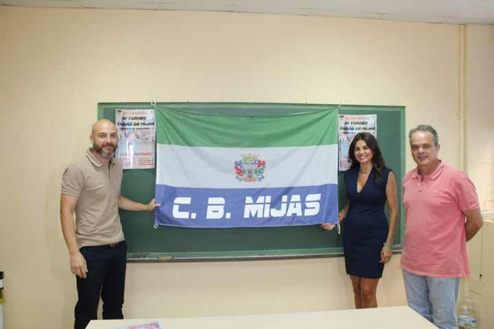 La concejala junto a los responsables del CB Mijas