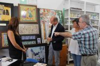 Los socialistas Fuensanta Lima y Francisco Conejo en el taller del ceramista Jos&eacute; Angulo