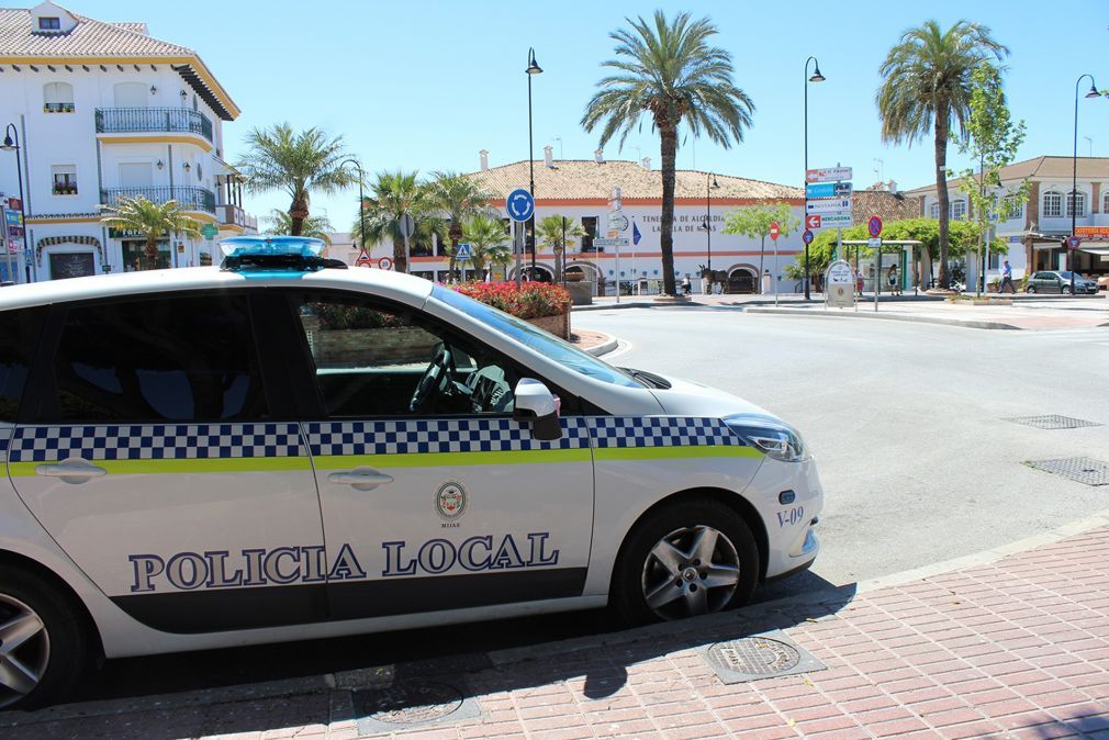La Policía Local detiene a dos individuos por presunto delito de robo en una vivienda de Riviera