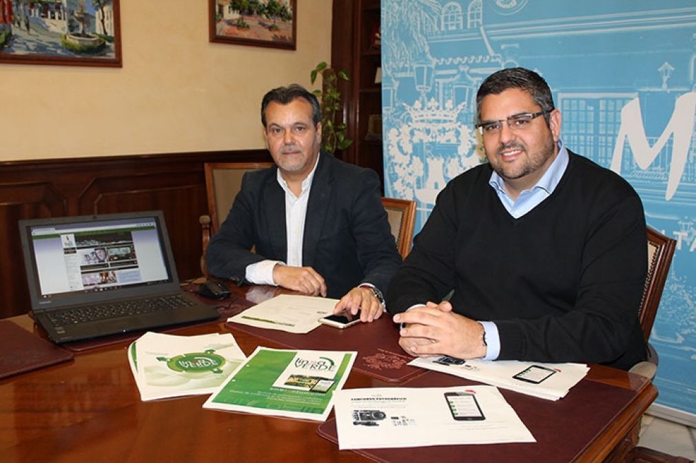 A la derecha, el concejal de Nuevas Tecnolog&iacute;as, Jos&eacute; Antonio Gonz&aacute;lez (PSOE), junto al coordinador de los Servicios Inform&aacute;ticos, Manuel Romero.