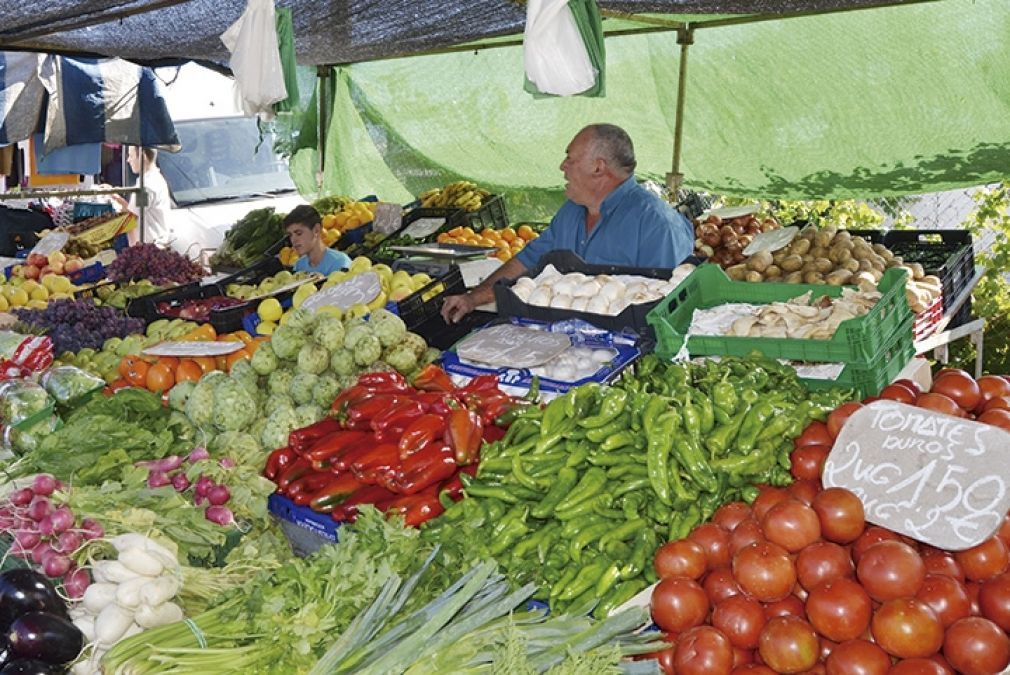 Puesto de alimentaci&oacute;n en un mercadillo.
