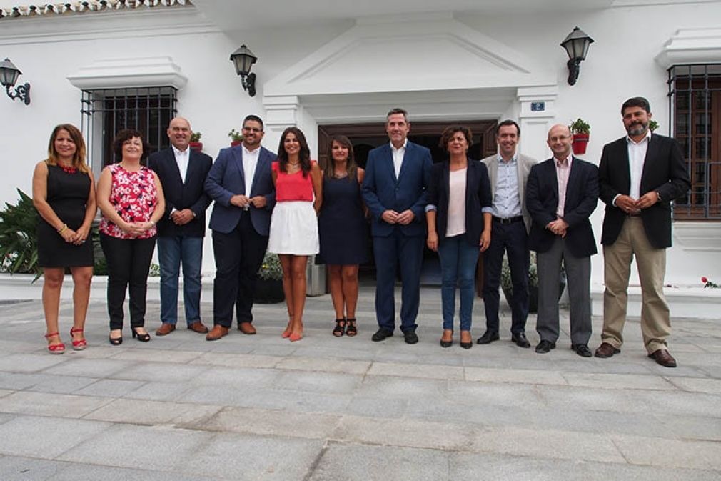 Concejales del PSOE y de Ciudadanos a las puertas del Ayuntamiento. 