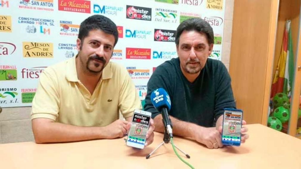 Juan Fracisco Aguilera y David Conejo, directivos del CD Mijas, presentando la aplicaci&oacute;n.