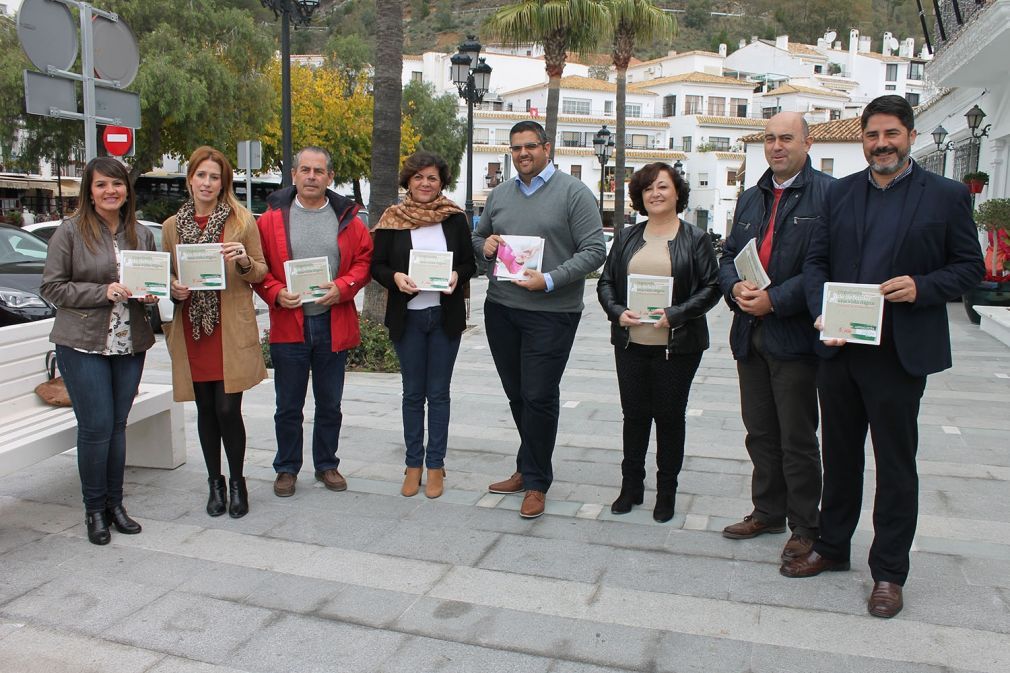 Fuensanta Lima (4&ordf; por la izqda.), secretaria general del PSOE de Mijas, con compa&ntilde;eros de su partido.