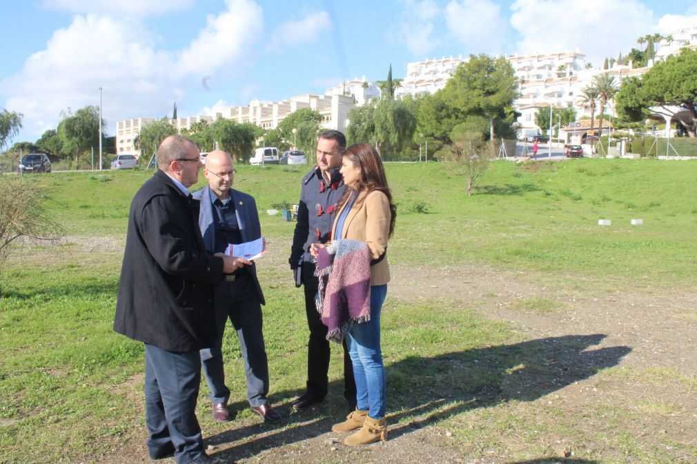 El concejal de Servicios Operativos del Ayuntamiento de Mijas, Jos&eacute; Carlos Mart&iacute;n (C's), y la Teniente Alcalde de La Cala, Nuria Rodr&iacute;guez (Cs), han visitado la parcela.