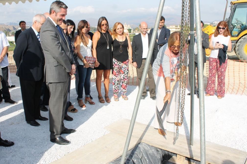 La consejera de Educación, Adelaida de la Calle, poniendo la primera piedra.