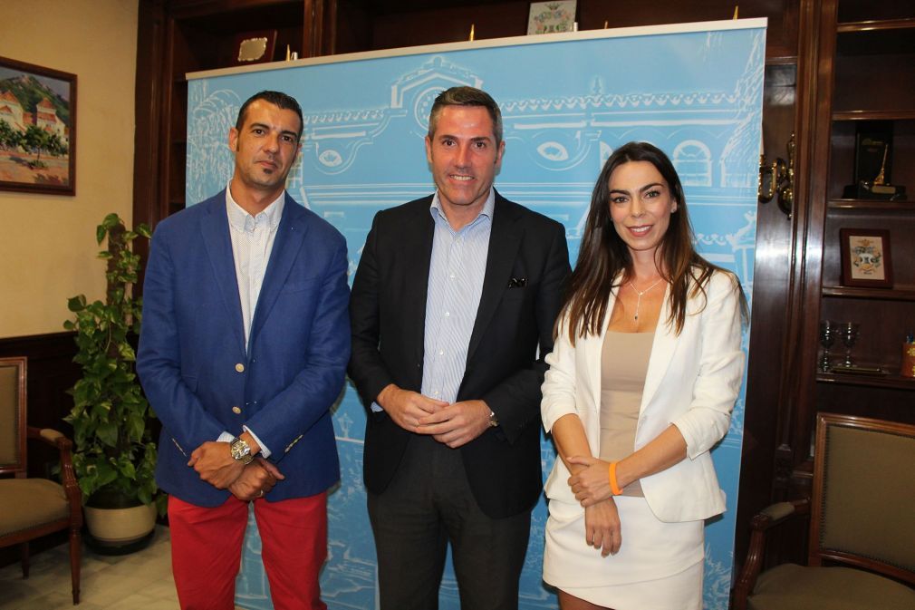 La diputada,Teresa Pardo en su visita a Mijas