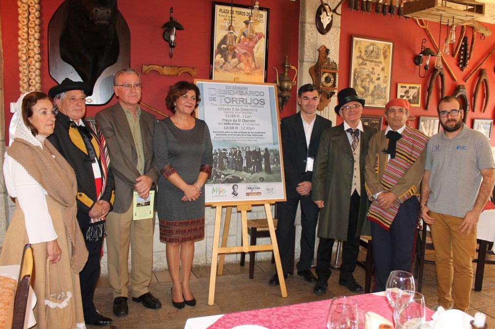 Miembros de los colectivos organizadores con el cartel de la edición XIV del Desembarco.