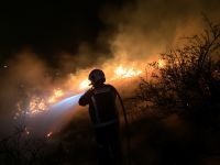 Dos incendios forestales queman en Mijas una zona de pinos y matorral