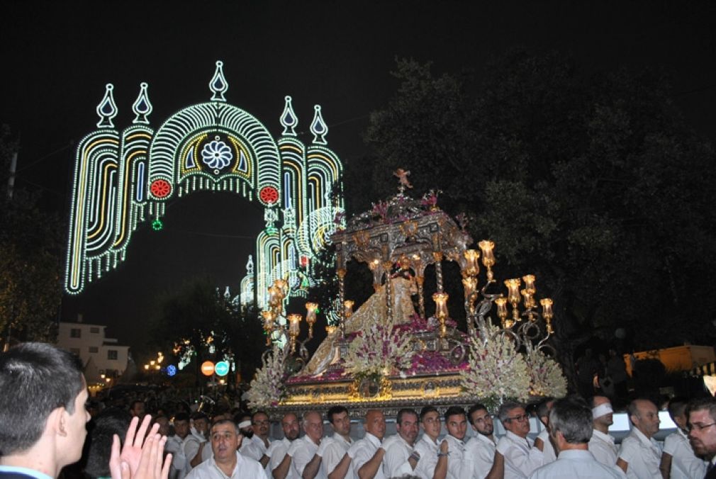 La imagen de la Virgen de la Pe&ntilde;a durante su procesi&oacute;n el pasado a&ntilde;o. FOTO: Archivo