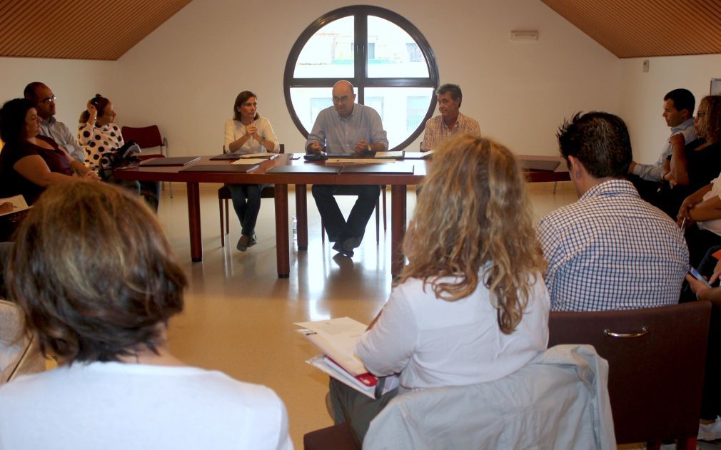 El edil Hip&oacute;lito Zapico junto a los t&eacute;cnicos de Educaci&oacute;n en la reuni&oacute;n con los representantes de las ampas de Mijas en la Tenencia de alcald&iacute;a de Las Lagunas. FOTO: Prensa Ayuntamiento de Mijas