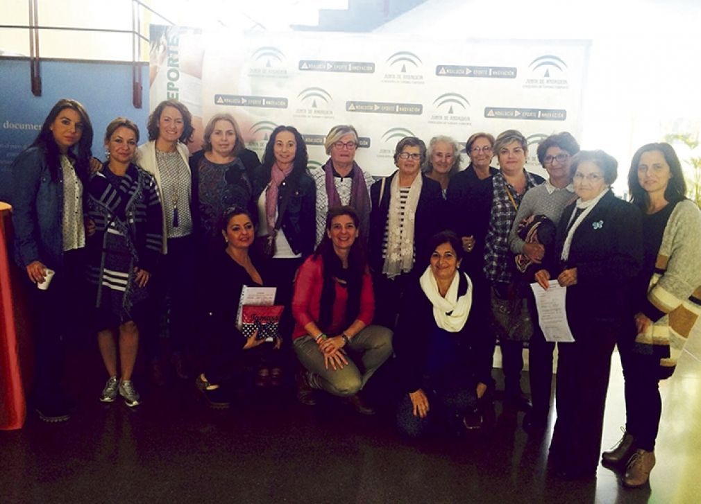 La concejala de Igualdad, Mari Carmen Carmona, junto con socias de varios colectivos.