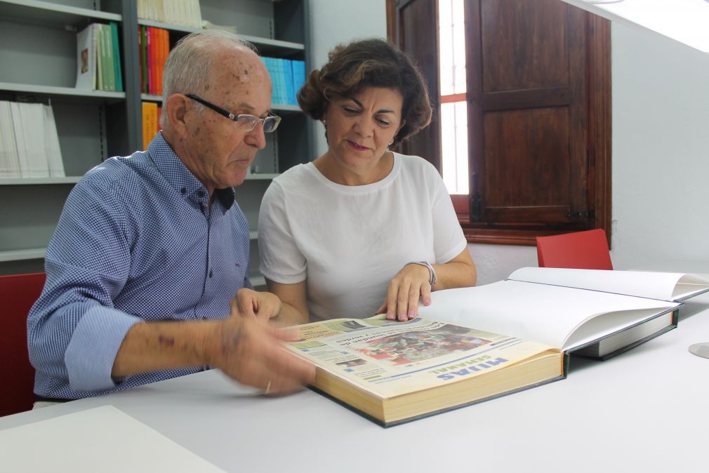 Diego Rein&eacute; y la edil de Cultura Fuensanta Lima ojeando el primer y el &uacute;ltimo tomo de la recopilaci&oacute;n de Mijas Semanal. FOTO: Beatriz Mart&iacute;n