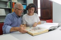 Diego Rein&eacute; y la edil de Cultura Fuensanta Lima ojeando el primer y el &uacute;ltimo tomo de la recopilaci&oacute;n de Mijas Semanal. FOTO: Beatriz Mart&iacute;n