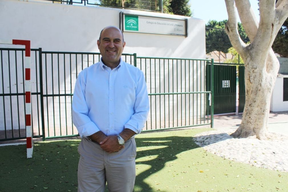 El concejal de Educaci&oacute;n, Hip&oacute;lito Zapico, a las puertas del colegio El Albero hoy. FOTO: Beatriz Mart&iacute;n