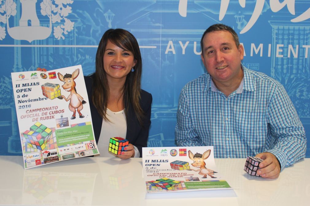 La concejala de Juventud, Tamara Vera junto a Jos&eacute; Luis Molina, Pte Asociaci&oacute;n Malague&ntilde;a Cubos de Rubik