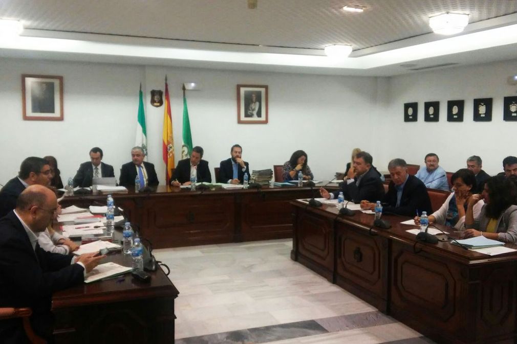 Momento del inicio del pleno que se celebra en estos momentos en el Ayuntamiento de Mijas. FOTO: Irene P&eacute;rez