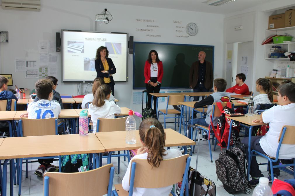 La t&eacute;cnico de Transportes, Paqui Lavado, y la edil del &aacute;rea, Nuria Rodr&iacute;guez, en la clase de Educaci&oacute;n Vial impartida esta ma&ntilde;ana en el colegio Las Ca&ntilde;adas. FOTO: Jacobo Perea