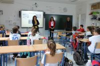 La t&eacute;cnico de Transportes, Paqui Lavado, y la edil del &aacute;rea, Nuria Rodr&iacute;guez, en la clase de Educaci&oacute;n Vial impartida esta ma&ntilde;ana en el colegio Las Ca&ntilde;adas. FOTO: Jacobo Perea