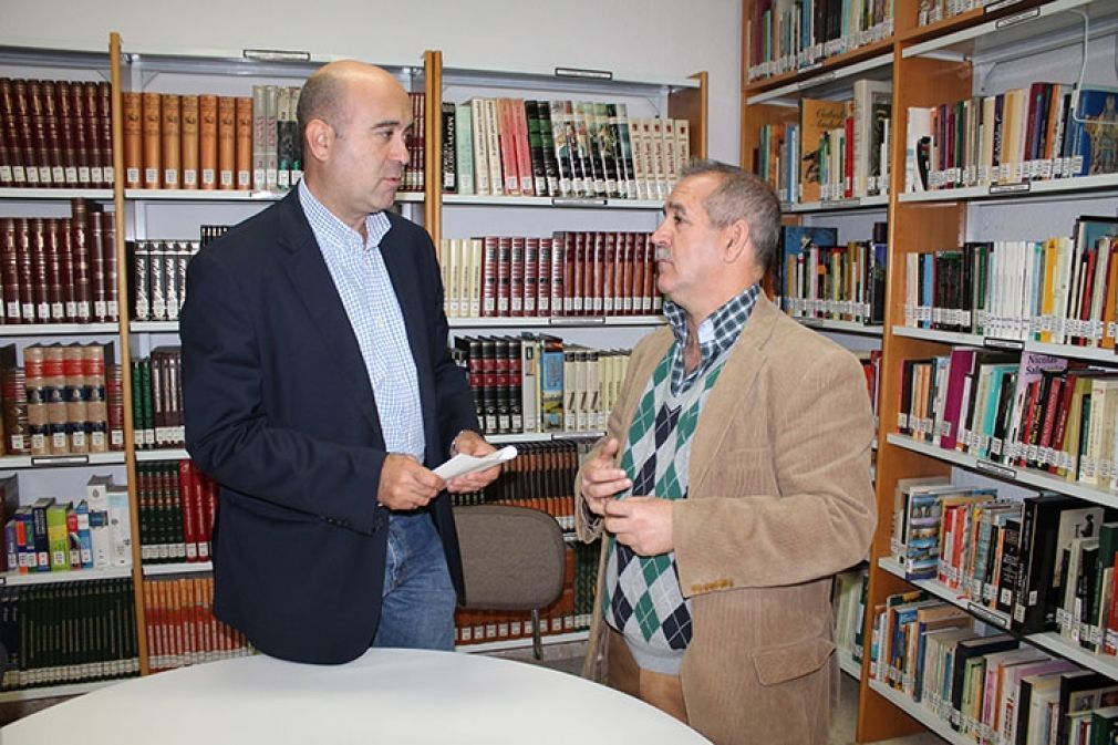Hip&oacute;lito Zapico, edil responsable de Bibliotecas, junto con Antonio Pino, responsable de la biblioteca de Mijas Pueblo.