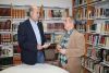 Hip&oacute;lito Zapico, edil responsable de Bibliotecas, junto con Antonio Pino, responsable de la biblioteca de Mijas Pueblo.
