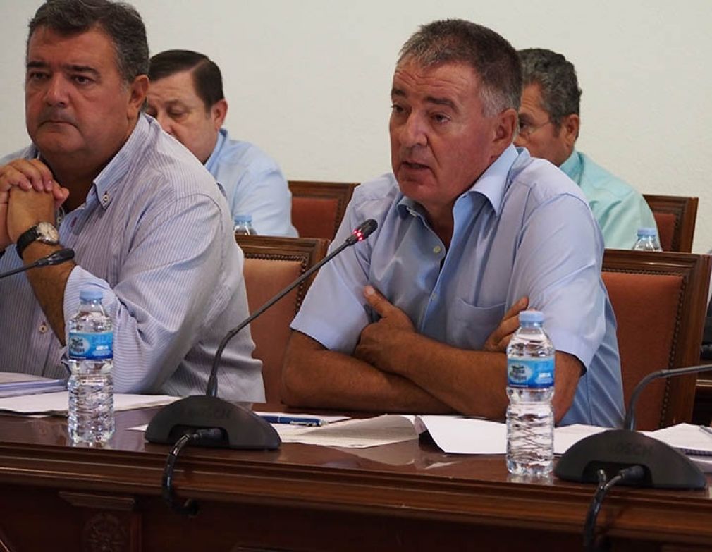 Mario Bravo (izq.) y Ángel Nozal en el pleno del mes de agosto.