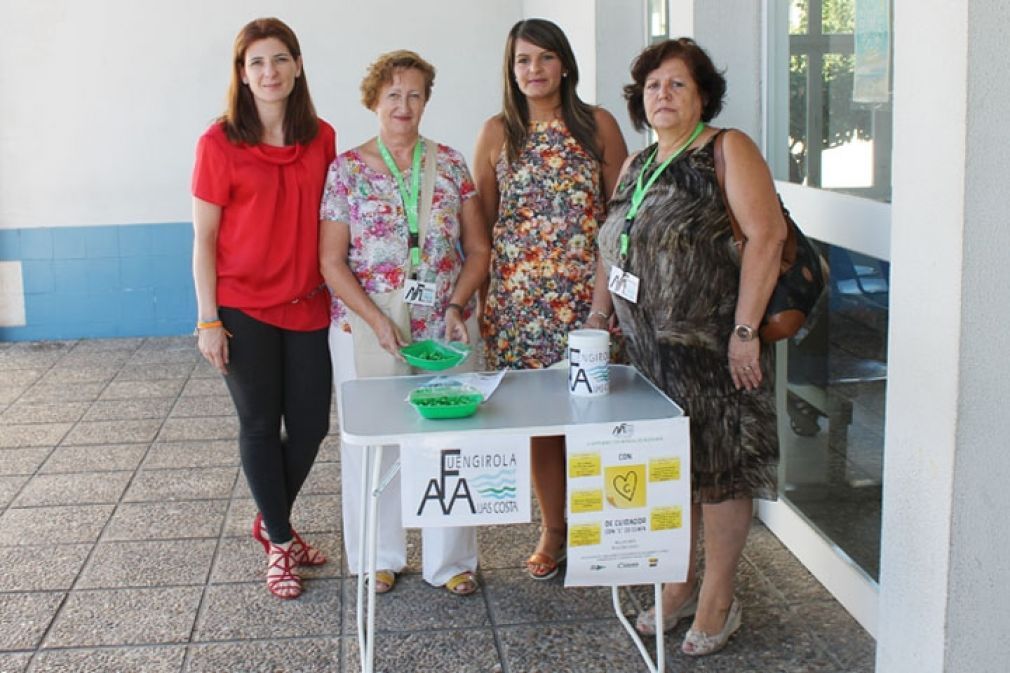 La concejala de Servicios Sociales, Carmen Carmona, junto a la edil de Tercera Edada, Tamara Vera y dos voluntarias de AFA.