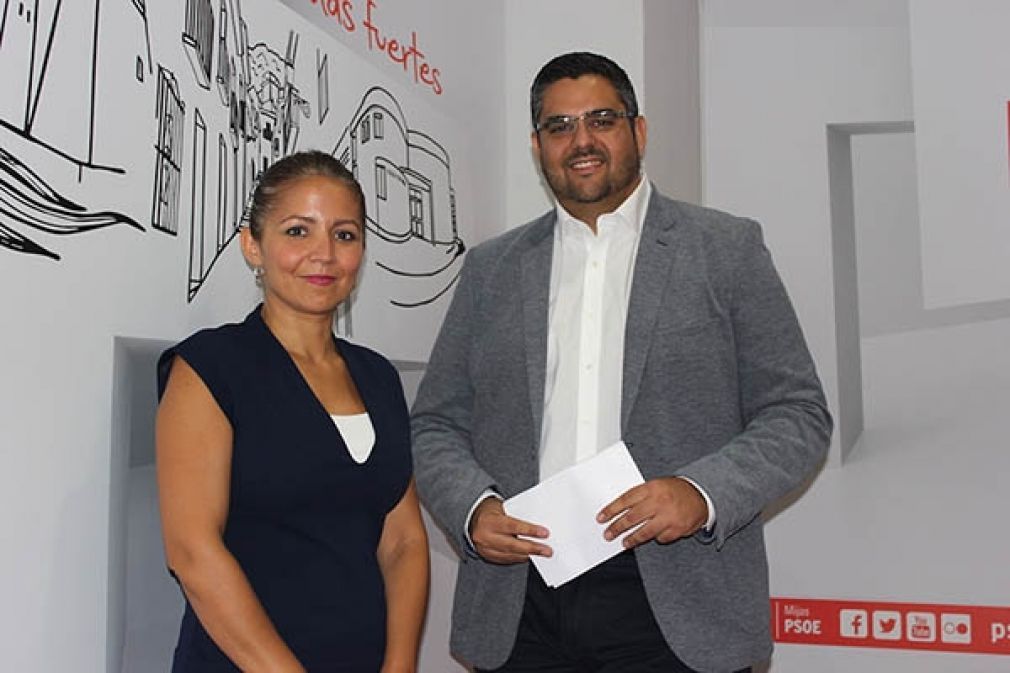 El viceportavoz del PSOE en Mijas, Jos&eacute; Antonio Gonz&aacute;lez junto a la edil,Laura Moreno