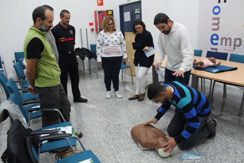Un grupo de empleados municipales durante el curso impartido en el Edificio de Formaci&oacute;n y Empleo de Las Lagunas. FOTO: Beatriz Mart&iacute;n