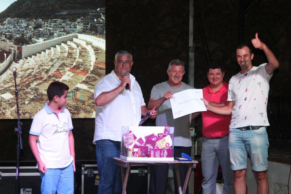 Entrega del premio del crucero por el Mediterr&aacute;neo al hijo del ganador, Rom&aacute;n Moreno Jaime. FOTO: Nuria Luque
