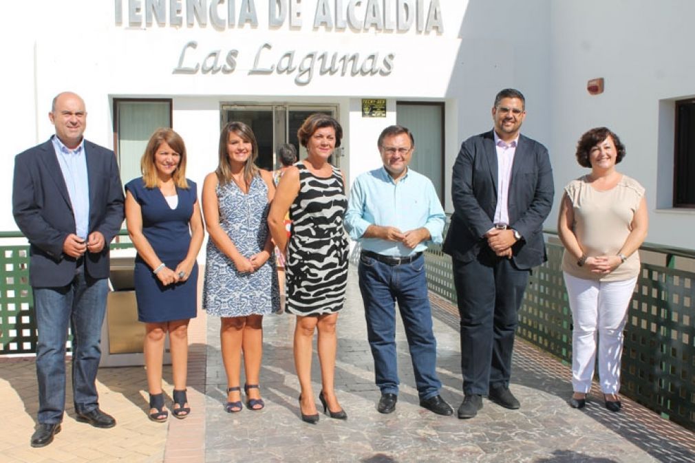 Heredia (tercero por la dcha.) con concejales del Grupo Municipal Socialista. 