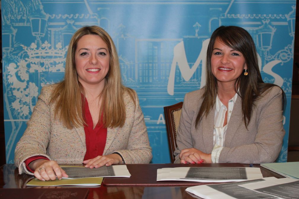 La concejala de Juventud, Tamara Vera (PSOE), acompa&ntilde;ada de la coordinadora provincial del IAJ en M&aacute;laga, Silvia Cabrera.
