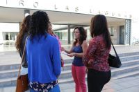 La concejala del PP Carmen M&aacute;rquez con alumnas del taller. 