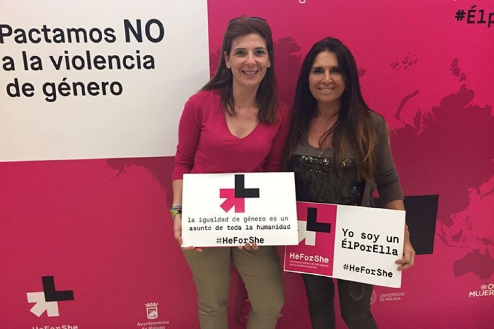 El &aacute;rea de Igualdad del Ayuntamiento de Mijas, encabezada por la edil de C's, Mari Carmen Carmona (a la izquierda), ha asistido al acto de presentaci&oacute;n y adhesi&oacute;n a la campa&ntilde;a.
