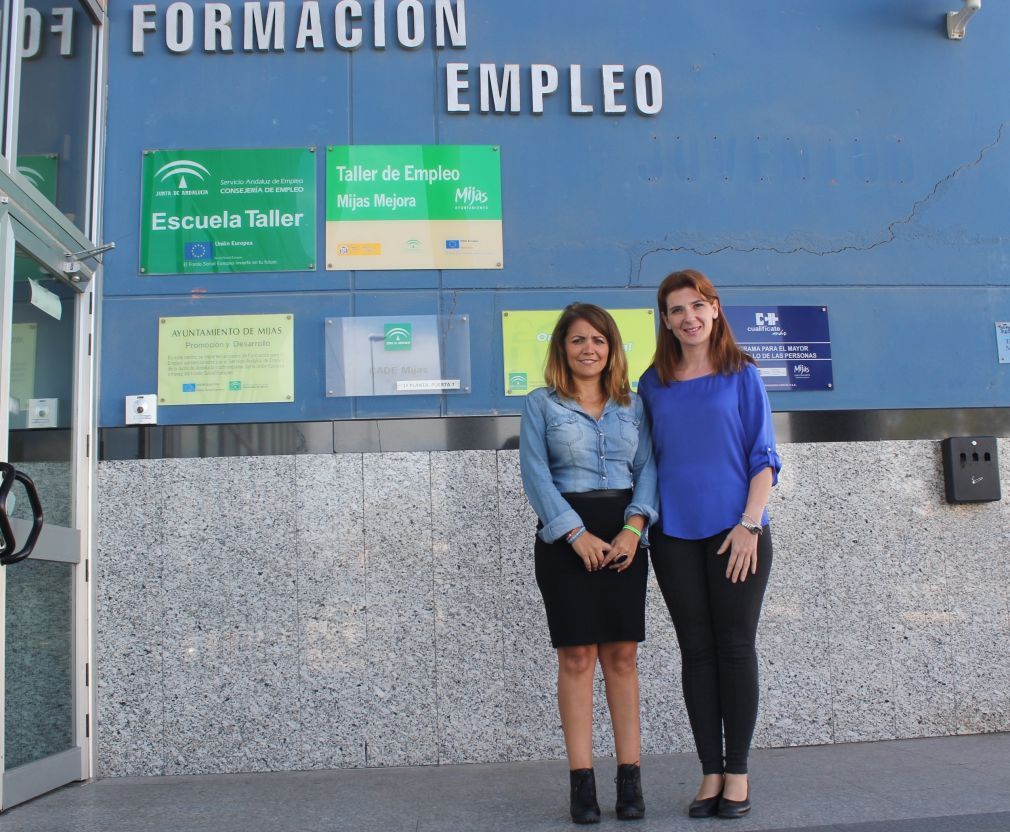 La Consejera Delegada de Mijas Servicios Complemetarios y concejala de Fomento y Empleo, Laura Moreno, y la edil de Servicios Sociales, Mari Carmen Carmona, en el Edificio de Formaci&oacute;n y Empleo de Las Lagunas. FOTO: Beatriz Mart&iacute;n