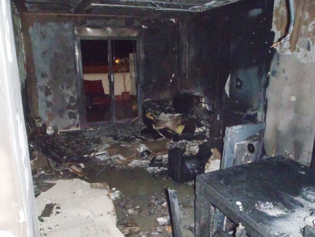 El sal&oacute;n de la vivienda qued&oacute; calcinado.