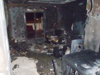El sal&oacute;n de la vivienda qued&oacute; calcinado.